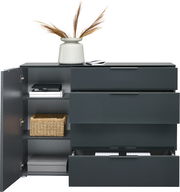 Moderne Kombikommode in dunklem Grau mit mehreren Schubladen und einem offenen Fach, dekoriert mit einer Vase und getrockneten Gräsern, Frontalansicht