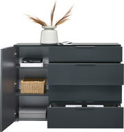 Moderne Kombikommode in dunklem Grau mit mehreren Schubladen und einem offenen Fach, dekoriert mit einer Vase und getrockneten Gräsern, Frontalansicht