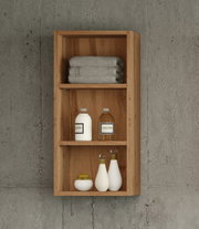 Hängeregal aus Holz mit drei Regalböden, gefüllt mit Handtüchern und Flaschen, frontal betrachtet.