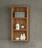 Hängeregal aus Holz mit drei Regalböden, gefüllt mit Handtüchern und Flaschen, frontal betrachtet.