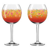 Zwei Cocktailgläser Summer Breeze mit buntem Fruchtmuster, gefüllt mit einem orange-roten Getränk, seitliche Perspektive.