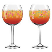 Zwei Cocktailgläser Summer Breeze mit buntem Fruchtmuster, gefüllt mit einem orange-roten Getränk, seitliche Perspektive.