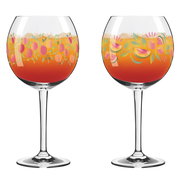 Zwei Cocktailgläser Summer Breeze mit buntem Fruchtmuster, gefüllt mit einem orange-roten Getränk, seitliche Perspektive.