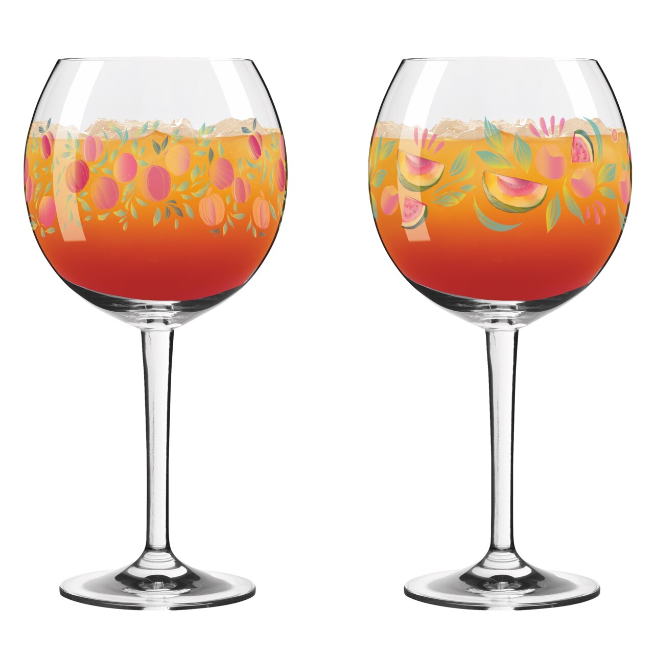 Zwei Cocktailgläser Summer Breeze mit buntem Fruchtmuster, gefüllt mit einem orange-roten Getränk, seitliche Perspektive.