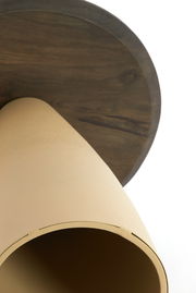 Nahaufnahme eines Beistelltisches von unten, mit einer runden Holzplatte und einem konischen, beigen Sockel.