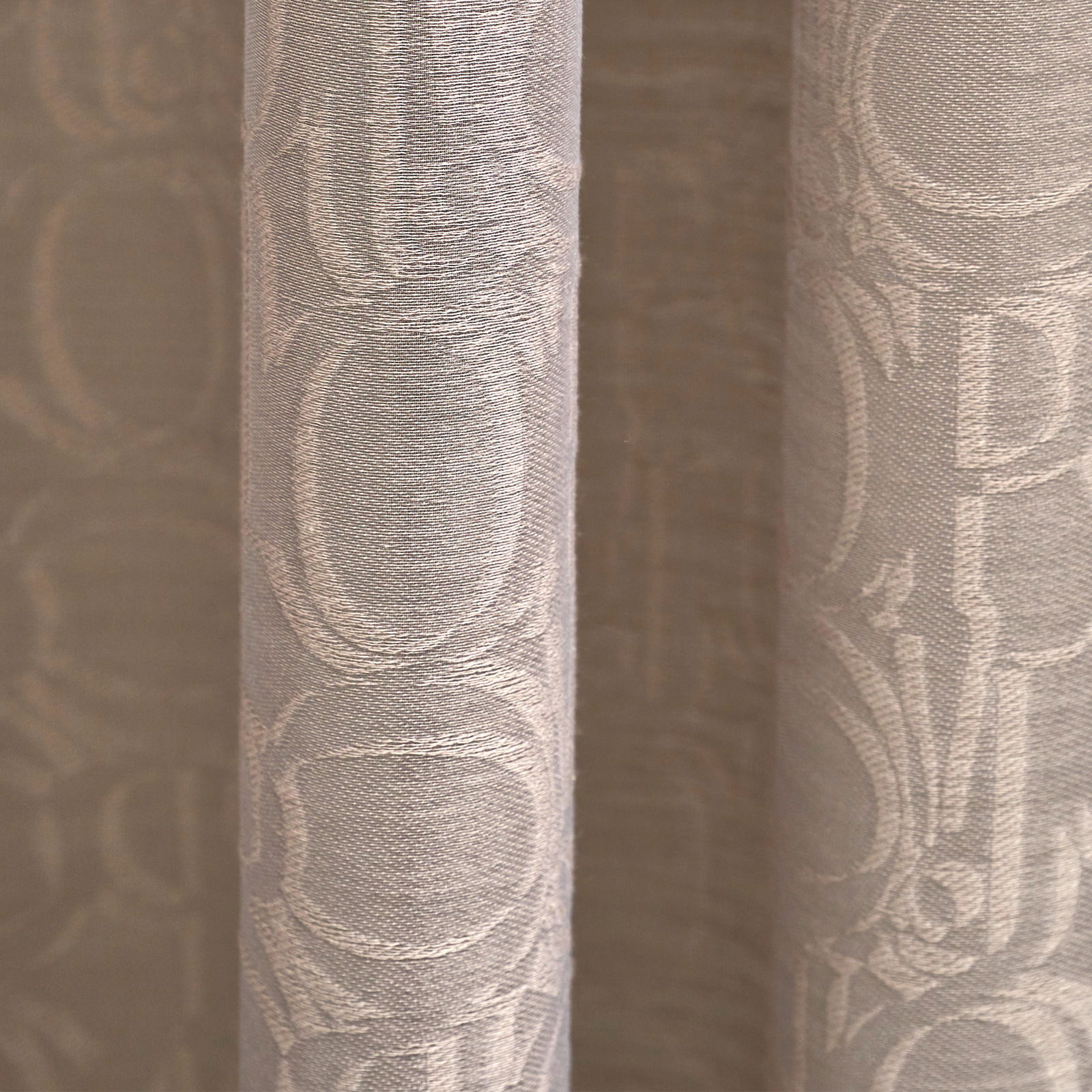 Nahaufnahme eines Stoffes mit Allover-Ornamentmuster in umbra Farbe, vertikale Perspektive