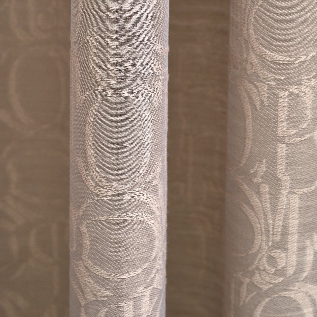 Nahaufnahme eines Stoffes mit Allover-Ornamentmuster in umbra Farbe, vertikale Perspektive