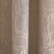 Nahaufnahme eines Stoffes mit Allover-Ornamentmuster in umbra Farbe, vertikale Perspektive