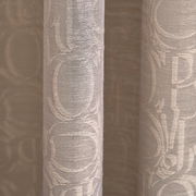 Nahaufnahme eines Stoffes mit Allover-Ornamentmuster in umbra Farbe, vertikale Perspektive