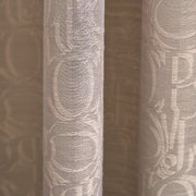 Nahaufnahme eines Stoffes mit Allover-Ornamentmuster in umbra Farbe, vertikale Perspektive