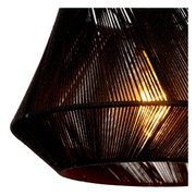 Nahaufnahme einer Hängeleuchte mit schwarzem, fadenförmigem Design, die von innen beleuchtet wird.