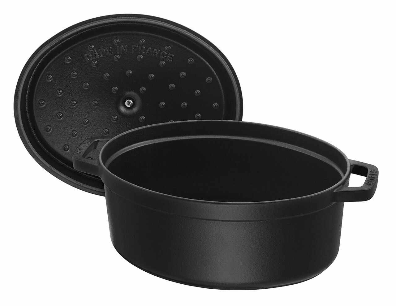 Staub Bräter Cocotte 29cm oval Schwarzer ovaler Bräter Cocotte 29cm mit geöffnetem Deckel, seitliche Perspektive