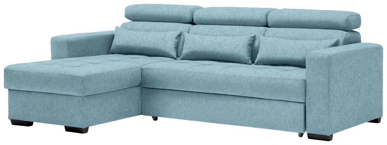Ecksofa MONSON Rundecke in hellblauem Stoff, perspektivisch von vorne links gesehen, mit verstellbaren Kopfstützen und mehreren Kissen.