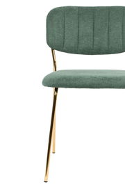Vorderansicht eines modernen Stuhls mit grünem Stoffbezug und goldenen Metallbeinen.