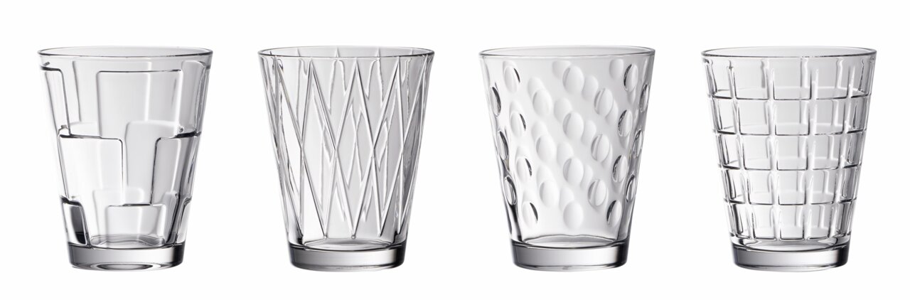 Vier Wassergläser mit unterschiedlichen, eleganten Mustern, frontal abgebildet.