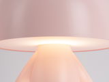 Nahaufnahme einer rosa LED Tischlampe mit sanftem Lichtschein, seitliche Perspektive.