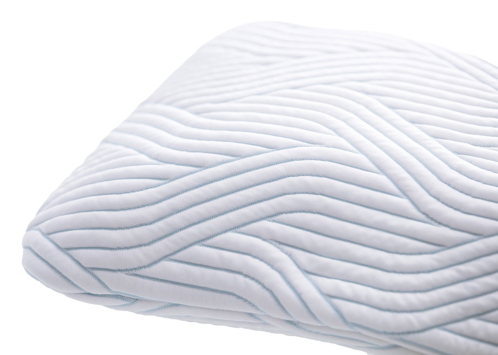 Nahaufnahme eines weißen Schlafkissens mit wellenförmigem Muster, seitliche Perspektive