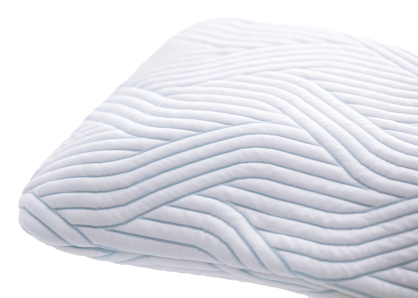 Nahaufnahme eines weißen Schlafkissens mit wellenförmigem Muster, seitliche Perspektive