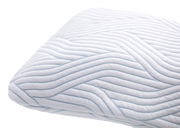 Nahaufnahme eines weißen Schlafkissens mit wellenförmigem Muster, seitliche Perspektive