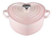 Herzförmiger Bräter in zartem Rosa mit Deckel und zwei Griffen, von schräg oben fotografiert.