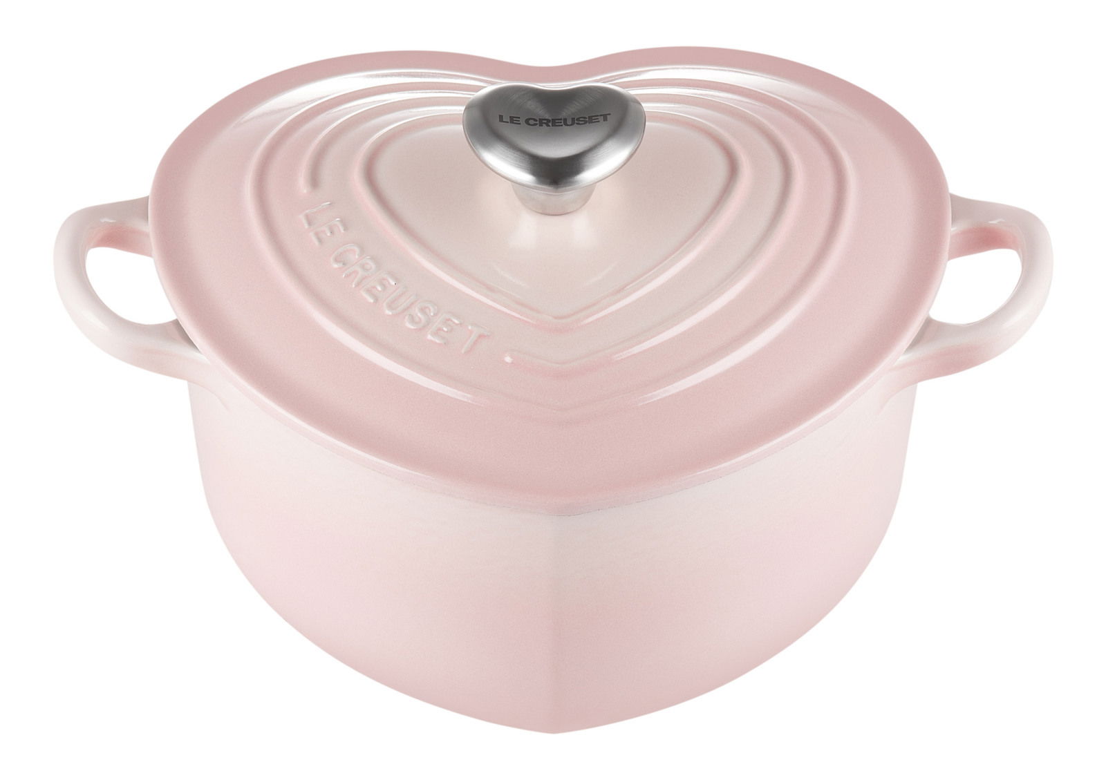 Herzförmiger Bräter in zartem Rosa mit Deckel und zwei Griffen, von schräg oben fotografiert.