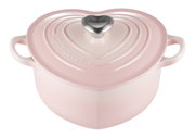 Herzförmiger Bräter in zartem Rosa mit Deckel und zwei Griffen, von schräg oben fotografiert.