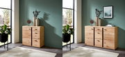 Zwei Ansichten eines modernen Holz-Sideboards in einem stilvoll eingerichteten Raum mit grüner Wand und großen Fenstern, aus der Perspektive von vorne.