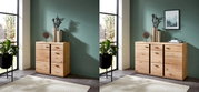 Zwei Ansichten eines modernen Holz-Sideboards in einem stilvoll eingerichteten Raum mit grüner Wand und großen Fenstern, aus der Perspektive von vorne.