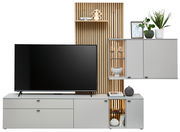 Moderne Wandkombination mit grauen Schränken, einem großen Fernseher und dekorativen Elementen, aus frontaler Perspektive betrachtet.