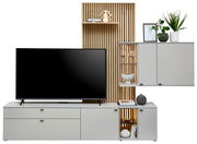 Moderne Wandkombination mit grauen Schränken, einem großen Fernseher und dekorativen Elementen, aus frontaler Perspektive betrachtet.
