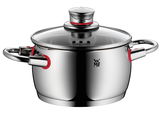 Hochwertiger Edelstahltopf mit Glasdeckel und roten Akzenten, seitliche Perspektive