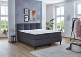 Boxspringbett in einem modernen Schlafzimmer, seitliche Perspektive