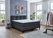 Boxspringbett in einem modernen Schlafzimmer, seitliche Perspektive