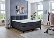 Boxspringbett in einem modernen Schlafzimmer, seitliche Perspektive
