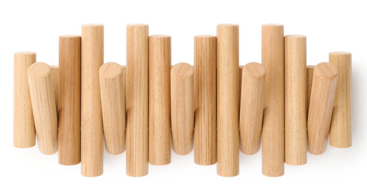 Frontale Ansicht einer modernen Wandgarderobe aus hellem Holz mit mehreren runden Haken in unterschiedlicher Höhe.