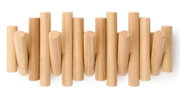 Frontale Ansicht einer modernen Wandgarderobe aus hellem Holz mit mehreren runden Haken in unterschiedlicher Höhe.