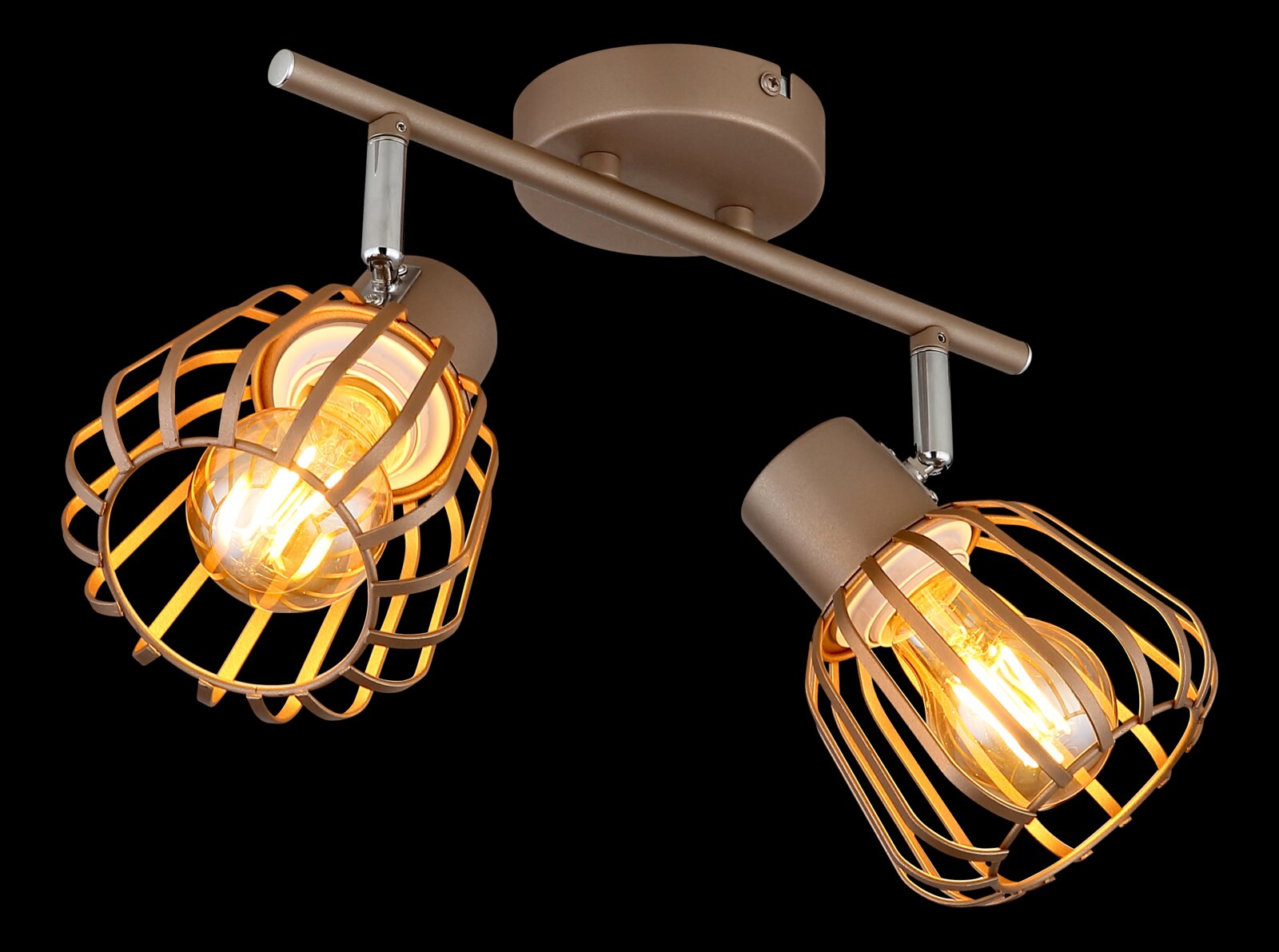 Zweiflammige Deckenleuchte im Industrial-Design mit bronzefarbenem Metallbalken und Drahtkäfig-Schirmen, warm leuchtende Edison-Leuchtmittel, schräg von unten in Nahaufnahme vor schwarzem Hintergrund