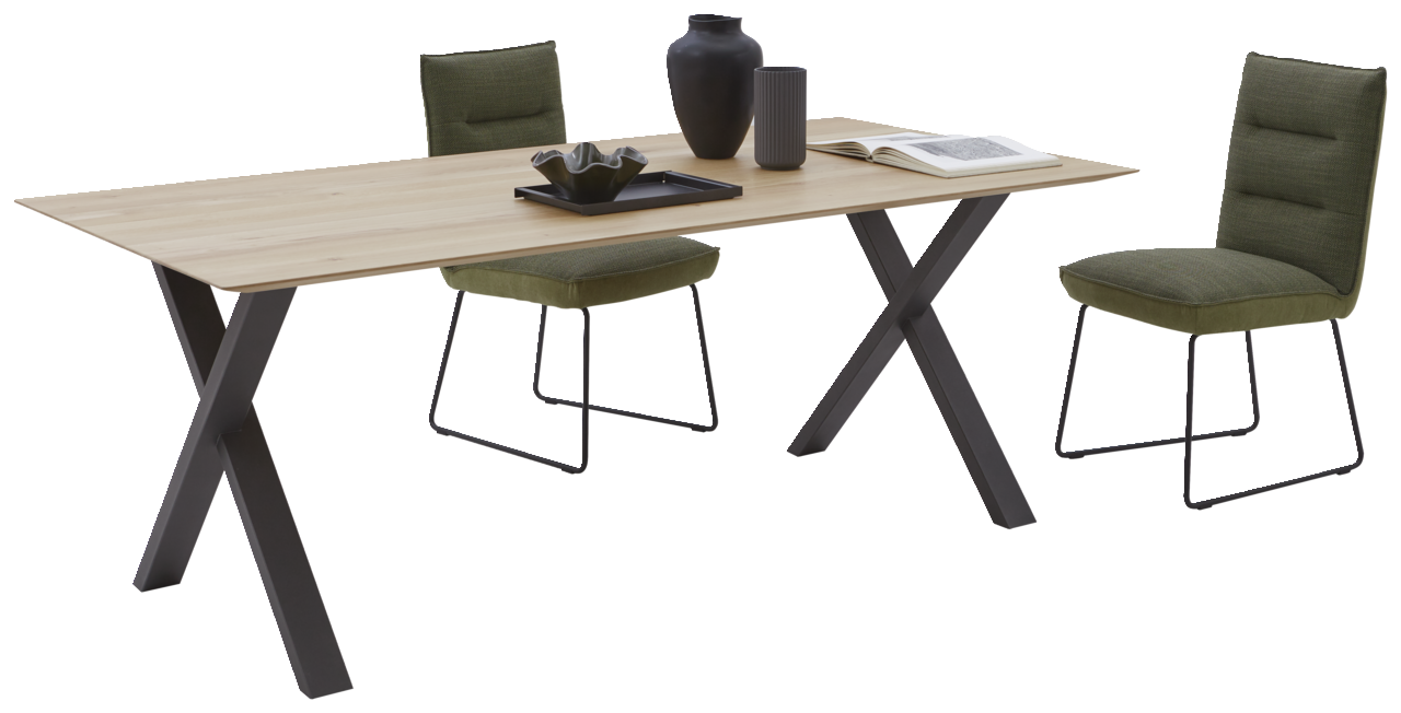 Moderner Esstisch mit Holzplatte und schwarzen Metallbeinen, flankiert von zwei grünen Stühlen, aus seitlicher Perspektive.