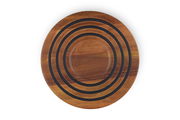 Runder Holzuntersetzer aus Akazienholz mit schwarzen Ringen, Draufsicht