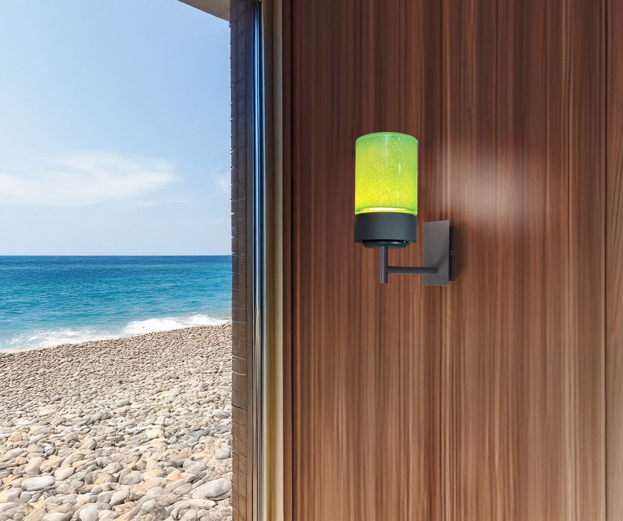 Wandhalterung mit leuchtendem Akku-Windlicht, montiert an einer Holzwand mit Blick auf das Meer.