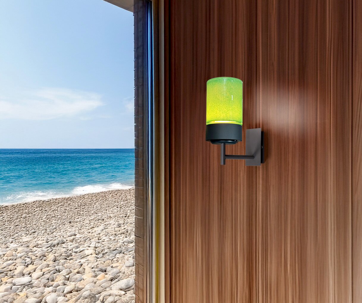Wandhalterung mit leuchtendem Akku-Windlicht, montiert an einer Holzwand mit Blick auf das Meer.