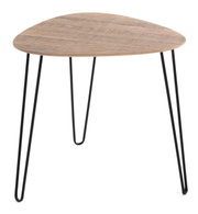 Kleiner Beistelltisch mit dreieckiger Holzplatte und schwarzen Metallbeinen, seitliche Perspektive