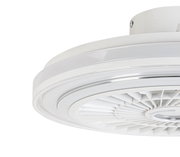 Moderner Deckenventilator in Nahaufnahme von unten, mit weißem Gehäuse und stilvollem Design.