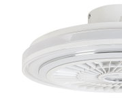 Moderner Deckenventilator in Nahaufnahme von unten, mit weißem Gehäuse und stilvollem Design.