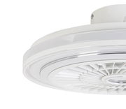 Moderner Deckenventilator in Nahaufnahme von unten, mit weißem Gehäuse und stilvollem Design.