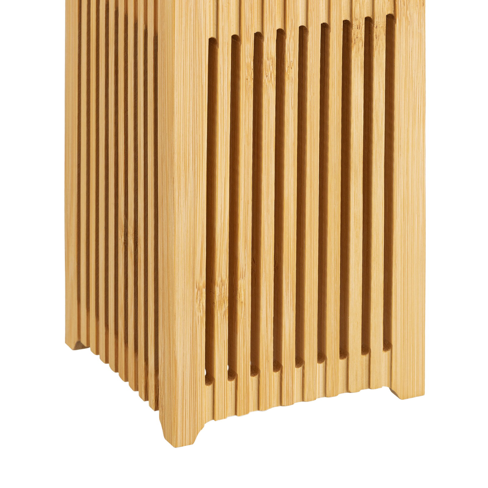Nahaufnahme einer Solarleuchte aus Holz mit vertikalen Lamellen, seitliche Perspektive.