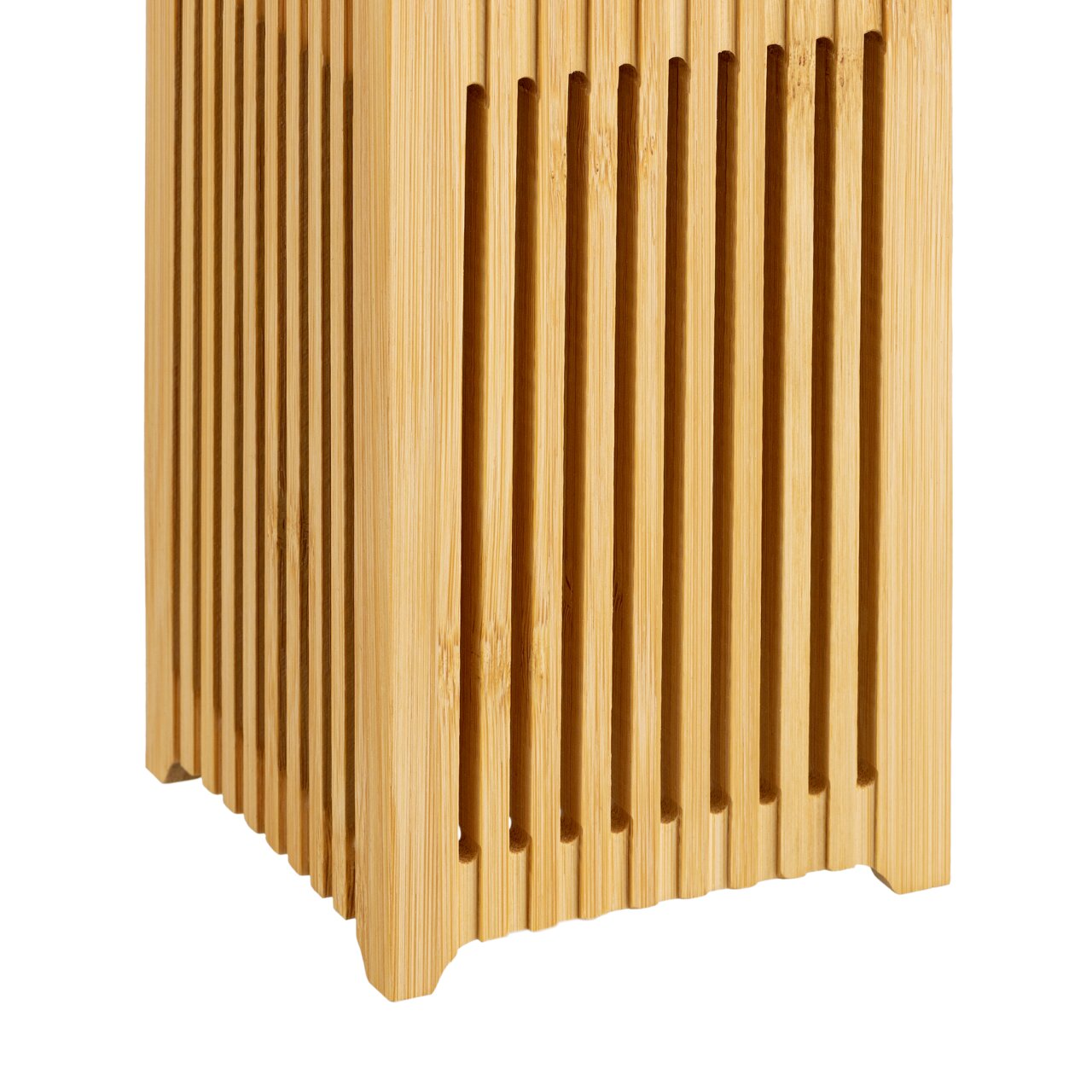 Nahaufnahme einer Solarleuchte aus Holz mit vertikalen Lamellen, seitliche Perspektive.