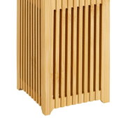 Nahaufnahme einer Solarleuchte aus Holz mit vertikalen Lamellen, seitliche Perspektive.