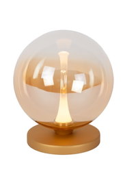 Runde Tischlampe mit kugelförmigem, leicht getöntem Glasschirm und goldenem Sockel, warm leuchtend, freigestellt auf Weiß, Frontalansicht