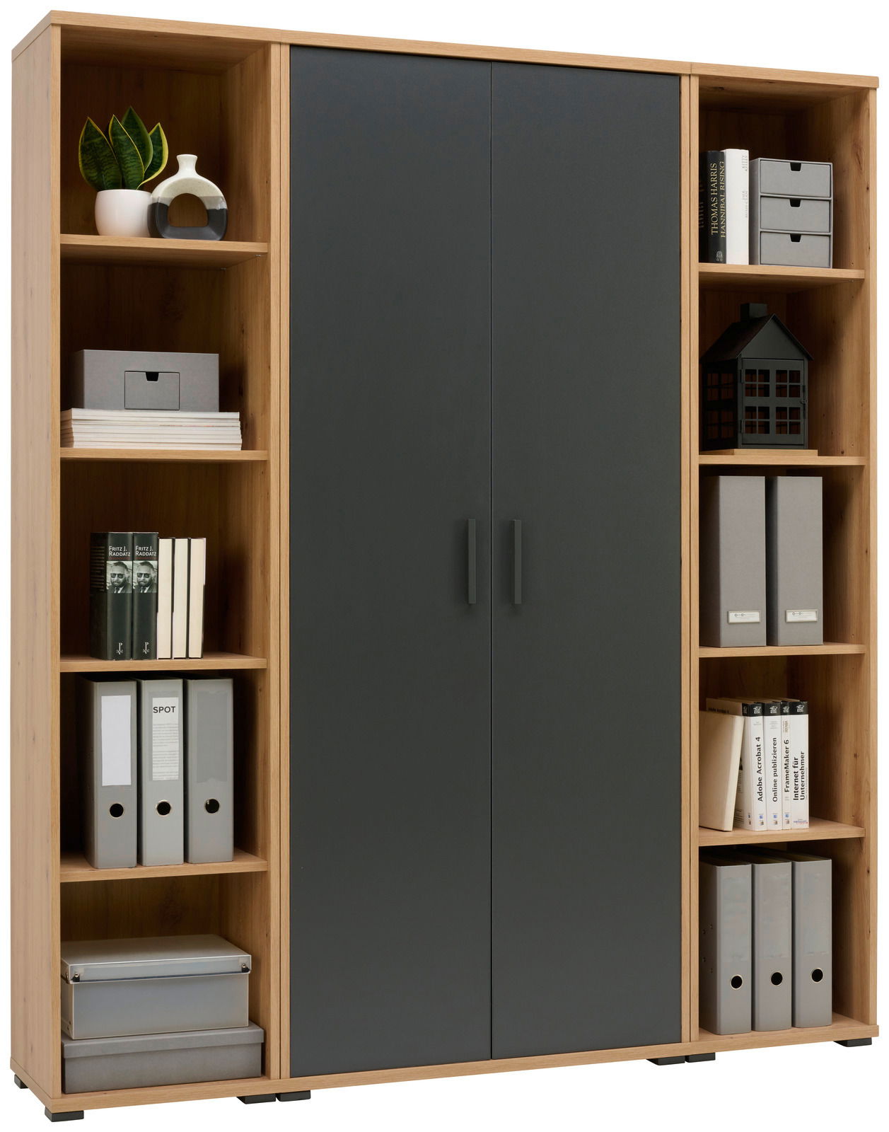 Bürokombination mit zwei großen dunklen Türen in der Mitte und offenen Regalen an den Seiten, gefüllt mit Büchern, Ordnern und Dekorationsgegenständen. Frontalansicht.